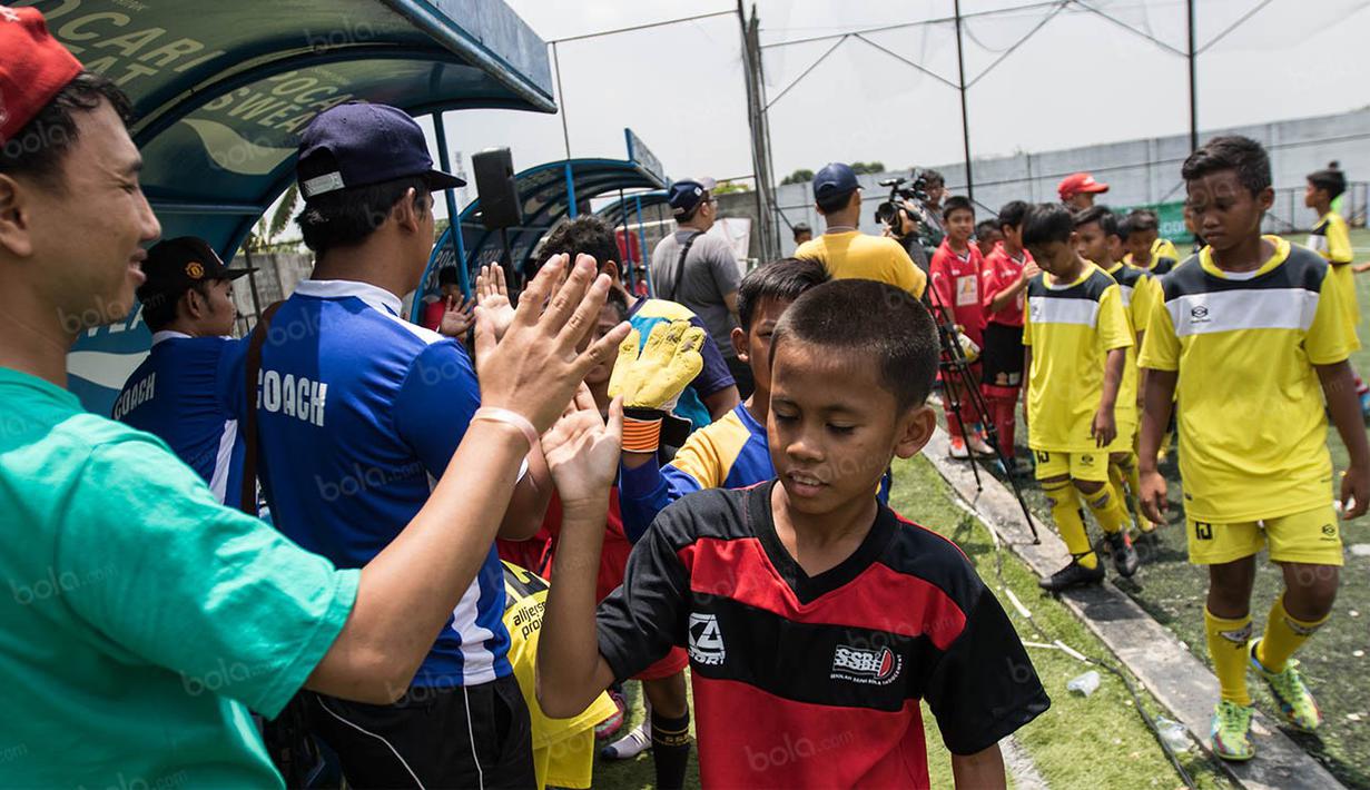 Para pesepak bola cilik menunjukan tindakan sportifitas dengan menyapa pelatih lawannya usai bertanding. (Bola.com/Vitalis Yogi Trisna)