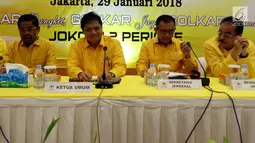 Ketua Umum Partai Golkar Airlangga Hartarto (kedua kanan) memimpin rapat pleno perdana setelah terbentuknya kepengurusan baru di DPP Golkar, Jakarta, Senin (29/1). Rapat membahas tugas-tugas untuk mempersiapkan Pilkada 2018. (Liputan6.com/Johan Tallo)