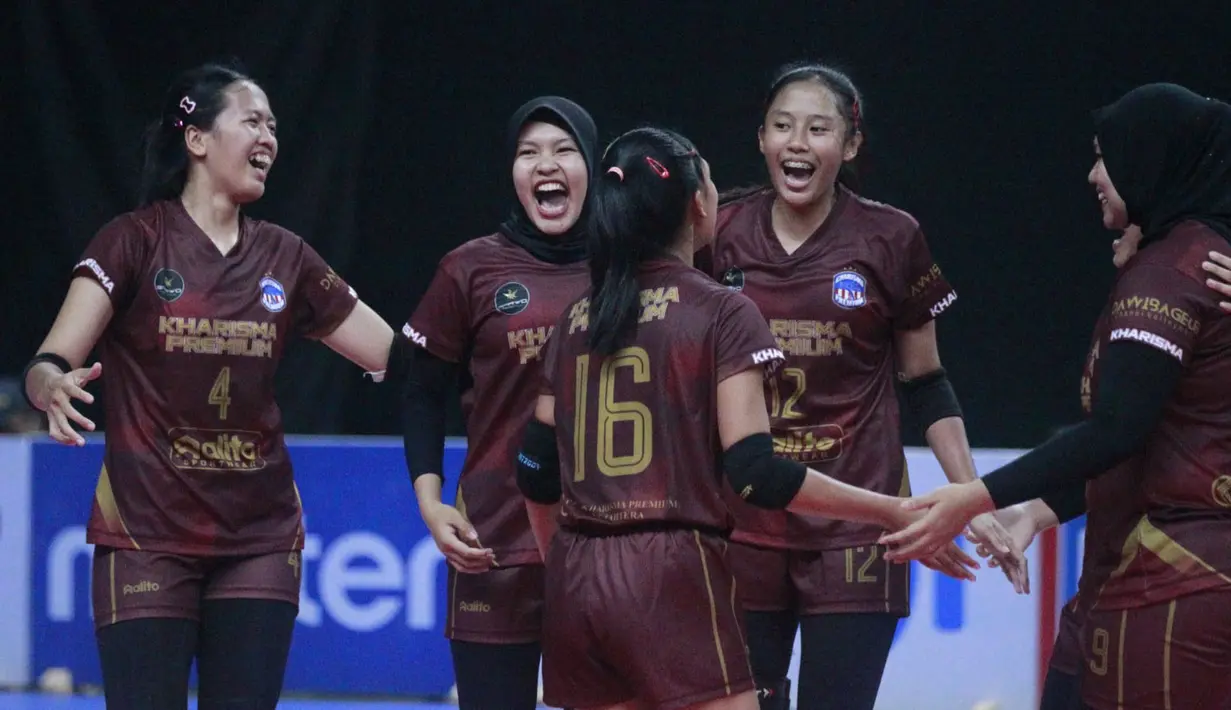 Selebrasi para pemain Kharisma Premium Bandung setelah mencetak poin saat menghadapi Petrokimia Gresik pada laga final kategori putri Kejuaraan Bolavoli Nusantara Cup 2024 di GOR UNY Yogyakarta, Sabtu (23/3/2024). Kharisma Bandung kalah 1-3 (25-17, 18-25, 15-25 dan 24-26) dan harus puas menduduki posisi runner-up. (Dok. PBVSI)