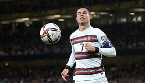 Bermodalkan skuat yang mumpuni, Cristano Ronaldo dan koleganya berusaha menguasai jalannya pertandingan. Mereka berusaha melancarkan beberapa serangan, namun belum mendapatkan hasil yang diharapkan. (AP/Peter Morrison)