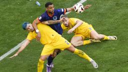 Pemain Belanda, Cody Gakpo, berusaha melewati pemain Rumania, Andrei Ratiu dan Radu Dragusin, pada babak 16 besar Euro 2024 di Fussball Arena, Munchen, Selasa (2/7/2024). Belanda menang tiga gol tanpa balas. (AP Photo/Frank Augstein)