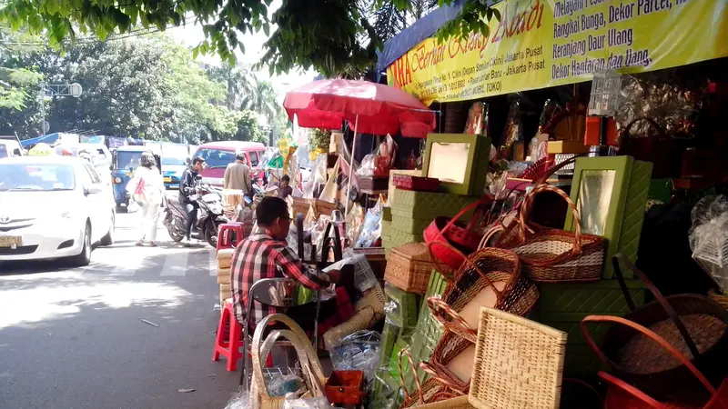 Menengok Tradisi Jualan Parsel di Stasiun Cikini