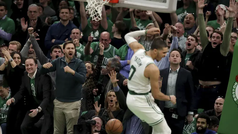 Pemain Celtics Jayson Tatum melakukan dunk saat melawan Pacers di play off NBA