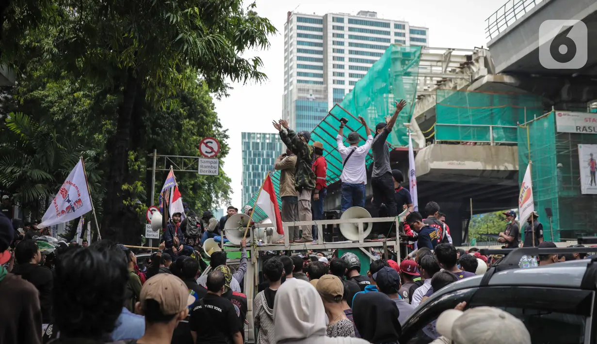Warga Tanjung Priok berunjuk rasa di depan Gedung Kemenkumham, Jakarta Selatan, Rabu (22/1/2020). Mereka menuntut Menkumham Yasonna Laoly minta maaf atas ucapannya yang menyebut Tanjung Priok adalah daerah miskin, kumuh, dan kriminal. (Liputan6.com/Faizal Fanani)