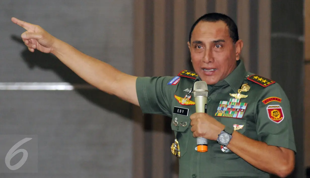 Pangkostrad Letjen Edy Rahmayadi menyampaikan keterangan pada acara Ramah Tamah di Makostrad, Jakarta, Selasa (30/8). Edy Rahmayadi menyampaikan kesiapannya maju sebagai Bakal Calon Ketua PSSI periode 2016-2020. (Liputan6.com/Helmi Fithriansyah)