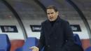 Pelatih Belanda, Frank de Boer menginstruksikan pemainnya saat bertanding melawan Polandia pada UEFA Nations League di Silesian Stadium, Polandia, Rabu (18/11/2020). Meski menang, De Oranje tetap tak lolos ke semifinal dengan mengoleksi 11 poin. (AP Photo/Czarek Sokolowski)