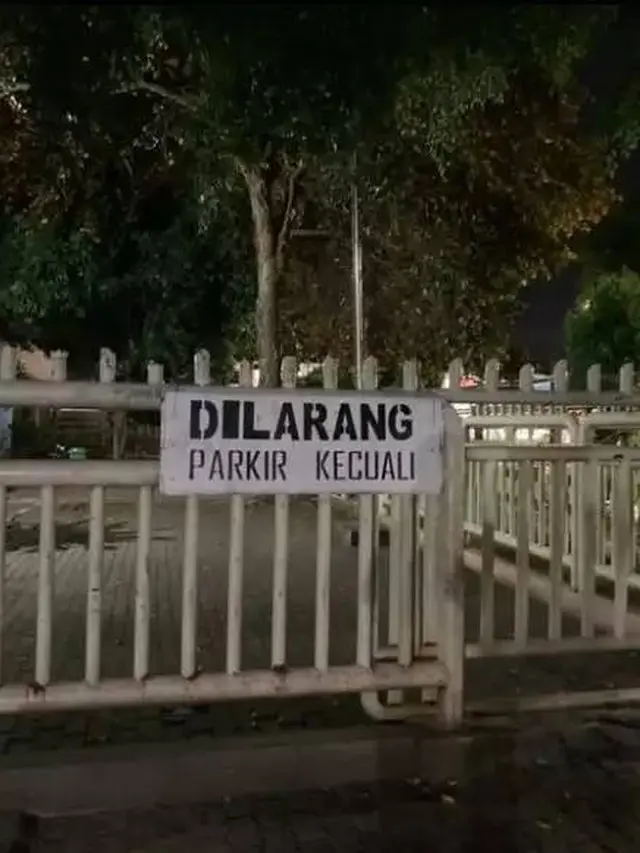 10 Potret Larangan Parkir Nyeleneh, Tulisannya Kocak