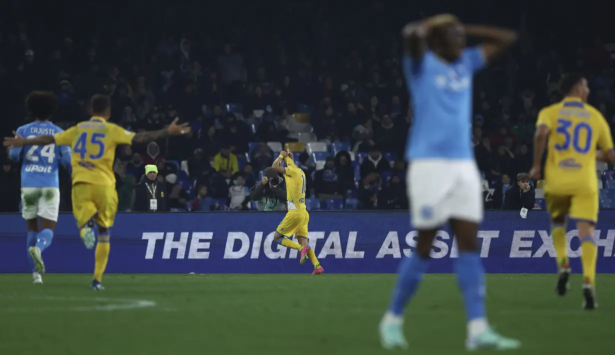 Selebrasi striker Frosinone, Giuseppe Caso (tengah) setelah mencetak gol kedua timnya ke gawang Napoli pada laga babak 16 besar Coppa Italia 2023/2024 di Diego Armando Maradona Stadium, Naples, Rabu (20/12/2023) dini hari WIB. (LaPresse via AP Photo/Alessandro Garofalo)