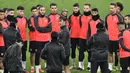 Pelatih Sevilla, Julen Lopetegui berbicara dengan para pemainnya selama sesi latihan tim di Signal Iduna Park, Dortmund, Jerman (8/3/2021). Borussia Dortmund sebelumnya berhasil mengalahkan Sevilla dengan skor 3-2 di leg pertama. (AP Photo/Martin Meissner)