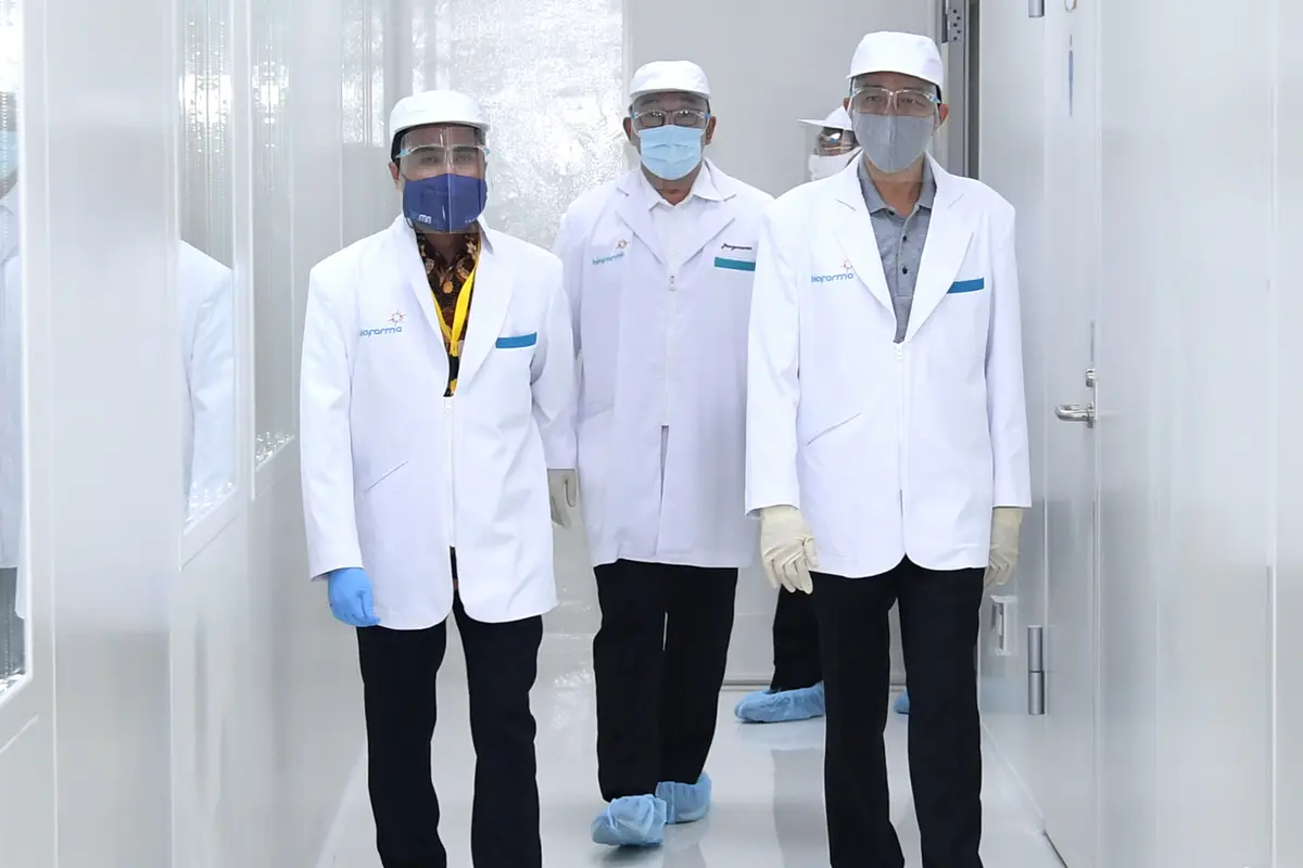 Jokowi Tinjau Fasilitas Produksi Vaksin Covid-19 di Bio Farma