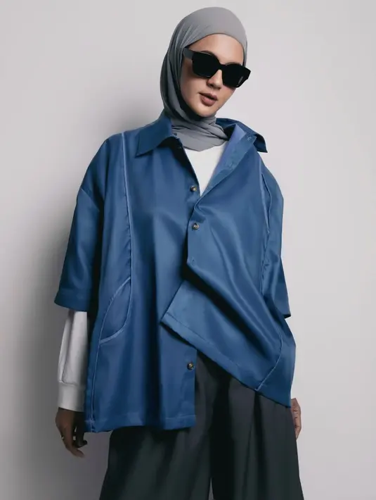 <p>Paula Verhoeven tampil memukau dalam balutan oversized kemeja yang dipadukan dengan kacamata hitam. [Foto: Instagram: Paula]</p>