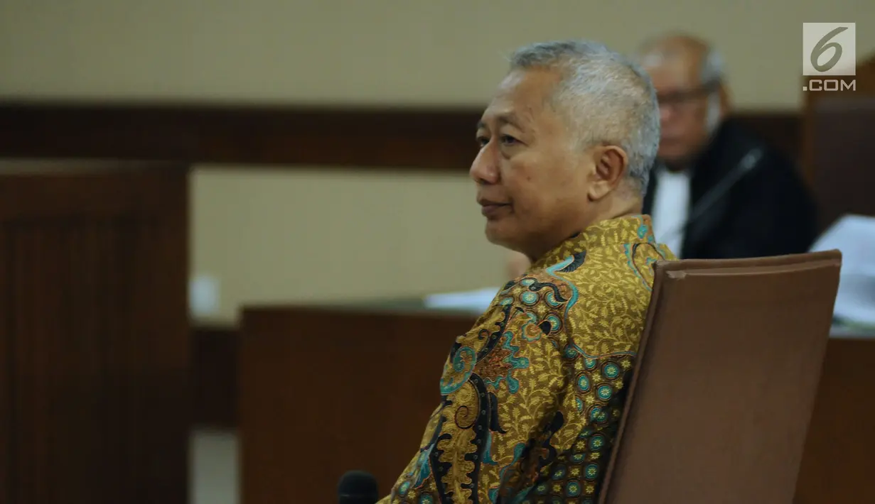 Mantan Dirjen Hubla Kemenhub, Antonius Tonny Budiono menyimak pembacaan dakwaan pada sidang perdana di Pengadilan Tipikor, Jakarta, Kamis (18/1). Antonius Tonny Budiono didakwa menerima suap Rp 2,3 miliar. (Liputan6.com/Helmi Fithriansyah)