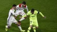 Lionel Messi dikawal ketat pemain Olympique Lyon. (AFP/Jean-Philippe Ksiazek)