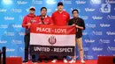 Kiper legendaris Manchester United Peter Schmeichel berfoto bersama penggemar dalam acara Community Meet and Greet di SCTV Tower, Jakarta, Jumat (4/8/2023). Kiper asal Denmark itu hadir di Tanah Air guna memenuhi undangan Vidio selaku official broadcaster Liga Inggris jelang menyambut kompetisi 2023/2024. (Liputan6.com/Johan Tallo)
