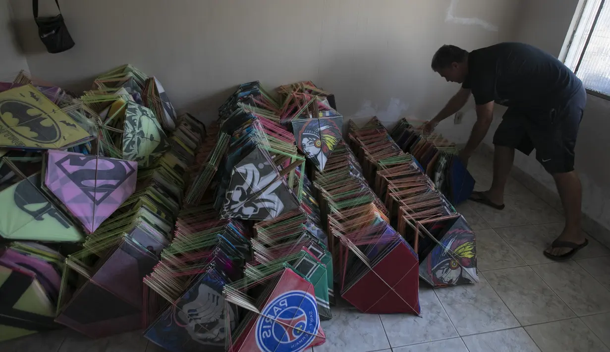 Brasil berupaya melarang terbang layang-layang setelah hobi tersebut dimanfaatkan oleh geng jalanan yang menggunakan kawat logam setajam silet dalam duel berbahaya. (AP Photo/Bruna Prado)