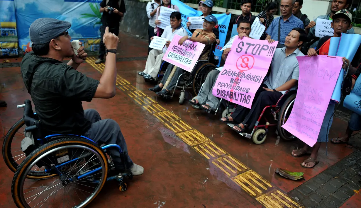 Dengan menggunakan kursi roda. Para pengunjuk rasa dengan semangat menolak keras diskriminasi terhadap penyandang disabilitas (Liputan6.com/JohanTallo).