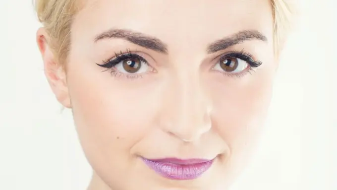 Makeup Menarik dengan Polesan Double-Winged Kitten Eye