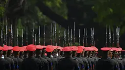 Personel militer Sri Lanka ambil bagian dalam latihan parade Hari Kemerdekaan di Kolombo (31/1/2022). Sri Lanka bersiap untuk menandai peringatan ke-74 kemerdekaan dari Inggris pada 4 Februari. (AFP/Ishara S. Kodikara)