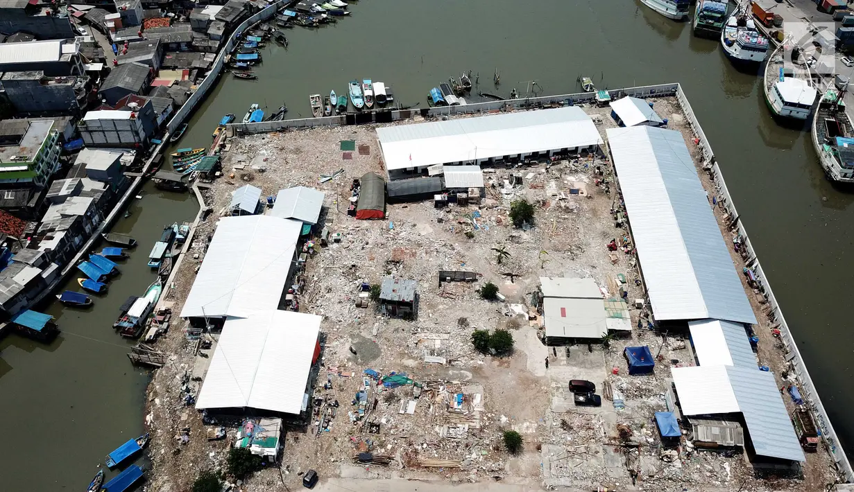 Suasana shelter penampungan dari ketinggian di kawasan Kampung Akuarium, Penjaringan, Jakarta Utara, Rabu (4/4). Setiap kepala keluarga menempati 1 unit shelter yang dibagi menjadi dua ruangan. (Liputan6.com/Fery Pradolo)