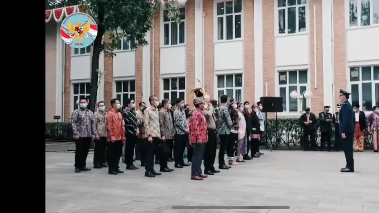 Upacara bendera dalam rangka perayaan HUT ke-76 RI di KBRI Beijing.