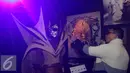 Pengunjung melihat hasil karya Rinaldy A. Yunardi di Pop Up Gallery Senayan City, Jakarta (15/4). Fashion Nation tahun ini sekaligus merayakan 20 tahun perjalanan karier Rinaldy A Yunardi dalam industri fesyen Indonesia. (Liputan6.com/Herman Zakharia)
