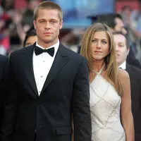 Aktor Brad Pitt dan istrinya Jennifer Aniston tiba untuk menghadiri pemutaran film sutradara AS Wolfgang Petersen "Troy", di Festival Film Cannes ke-57 di kota Riviera Prancis, (13/5/2004). (AFP PHOTO / Boris Horvat)