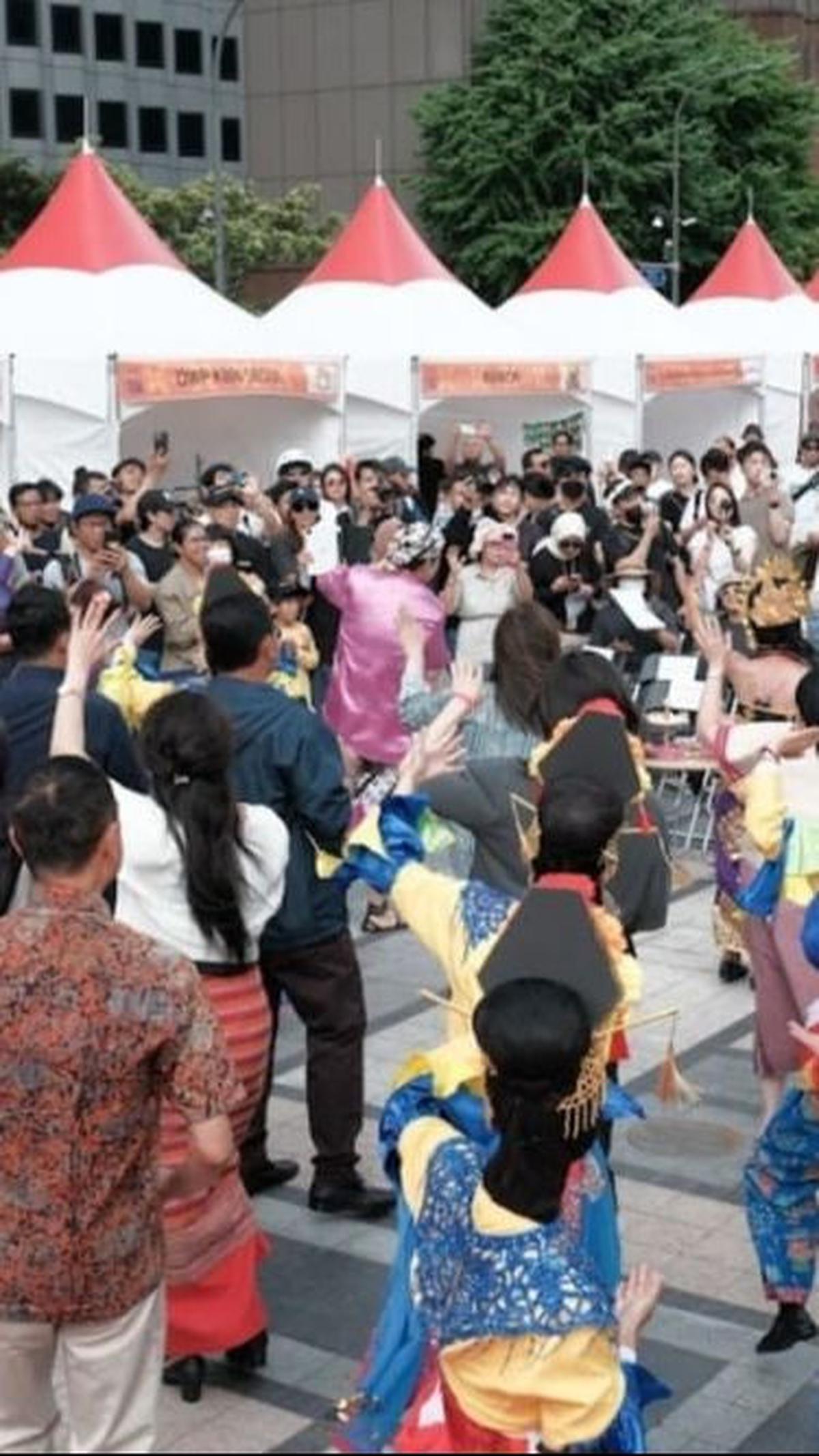 Di festival ini juga disediakan sejumlah anjungan yang mempromosikan makanan dan minuman produk Indonesia. Dokumentasi: KBRI Seoul