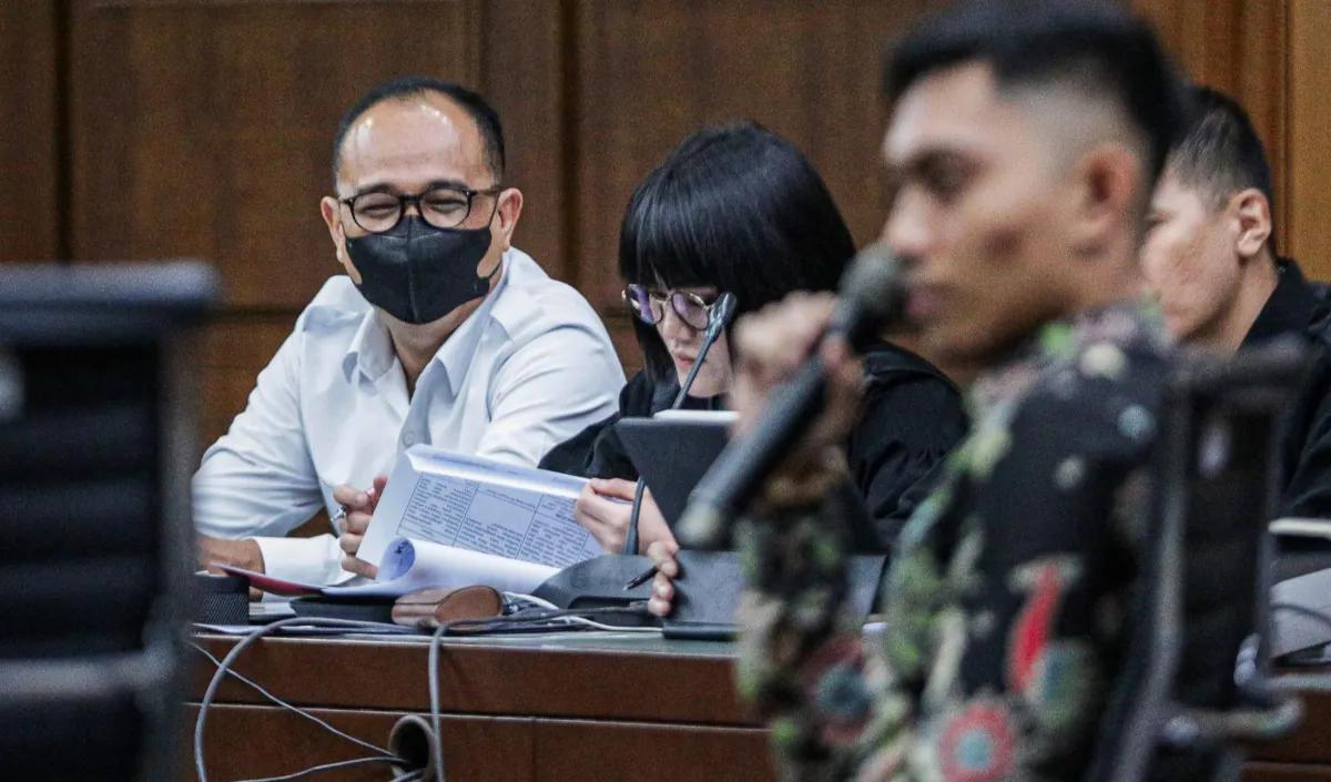 "Saudara bersedia memberikan keterangan tetapi tidak disumpah?" tanya hakim untuk memastikan.<br><br>"Bersedia Yang Mulia," jawab Mario.<br>