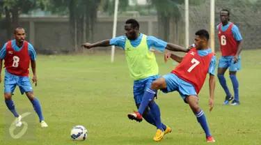 Pemain Semen Padang Vendry Mofu (kedua kanan) berebut bola saat latihan di Lapangan Sutasoma, Halim Perdanakusuma, Jakarta, Jumat (22/1/2016). Latihan ini persiapan menghadapi Mitra Kukar di final piala Jenderal Sudirman. (Liputan6.com/Helmi Fithriansyah)