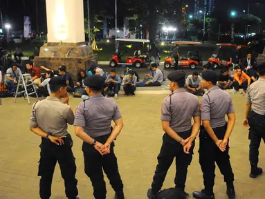 Aparat Kepolisian berjaga di depan pintu masuk lobby debat cawapres 2019 di Hotel Sultan, Jakarta, Minggu (17/3). Polisi menerapkan empat ring pengamanan yang dijaga oleh Paspampres, TNI Polri, dan Polda Metro Jaya. (Liputan6.com/Angga Yuniar)