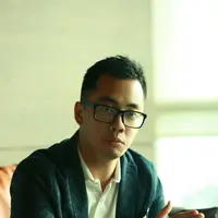 Dennis Adhiswara di preskon film AADC 2 (Galih W. Satria/bintang.com)