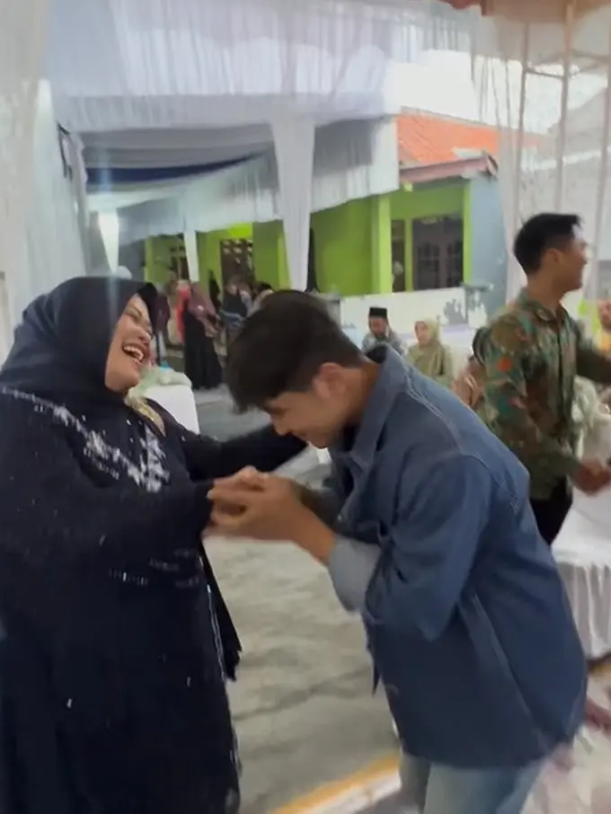 Potret Jirayut pertama kali datang ke kondangan di Indonesia (Sumber: Instagram/jirayutdaa4official)