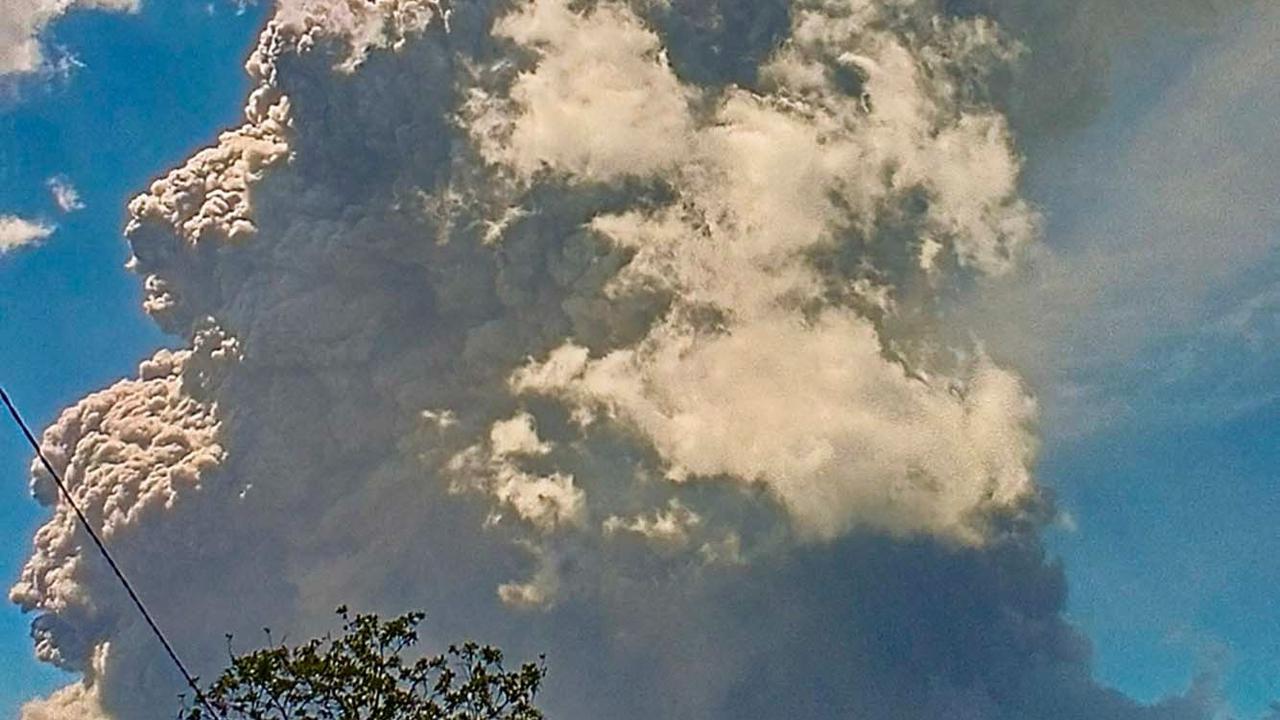 FOTO: Eruspsi Dahsyat Lewotobi Laki-Laki, Kolom Abu Capai 18 Kilometer