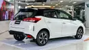 Siluet sampingnya tidak ada perbedaan berarti. Bagian belakang pun sama, ia hanya mendapat tambahan aksen kisi-kisi di sisi kanan dan kiri bumper. Ornamen ala-ala diffuser pun menghiasi bagian bawah bumper belakang Yaris facelift 2023. Velg dengan desain baru palang enam berkelir two-tone hadir dengan ukuran 16 inci. (Source: paultan.org)