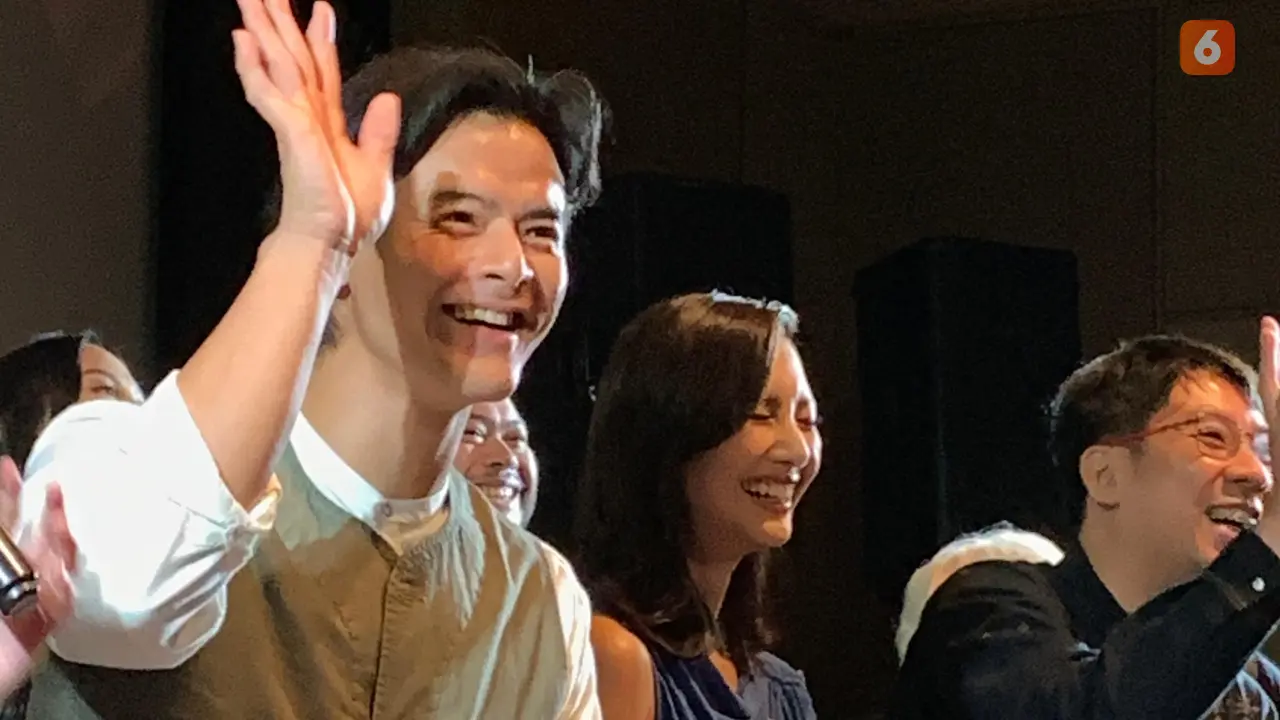 Dion Wiyoko Sheila Dara dan para film maker saat menghadiri Press Conference film “SORE: Istri Dari Masa Depan” di XXI Plaza Indonesia, Rabu (2/7/2025)