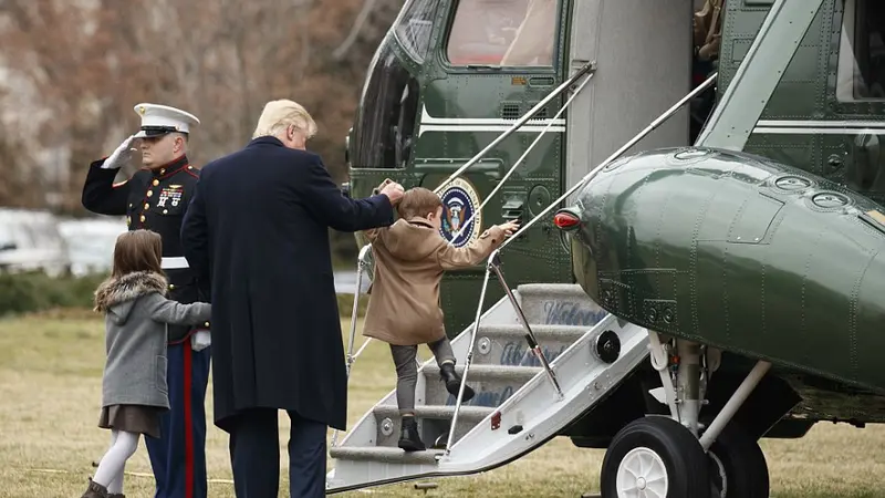 Donald Trump bersama kedua cucunya, Arabella dan Joseph di South Lawn, Gedung Putih. (AP)