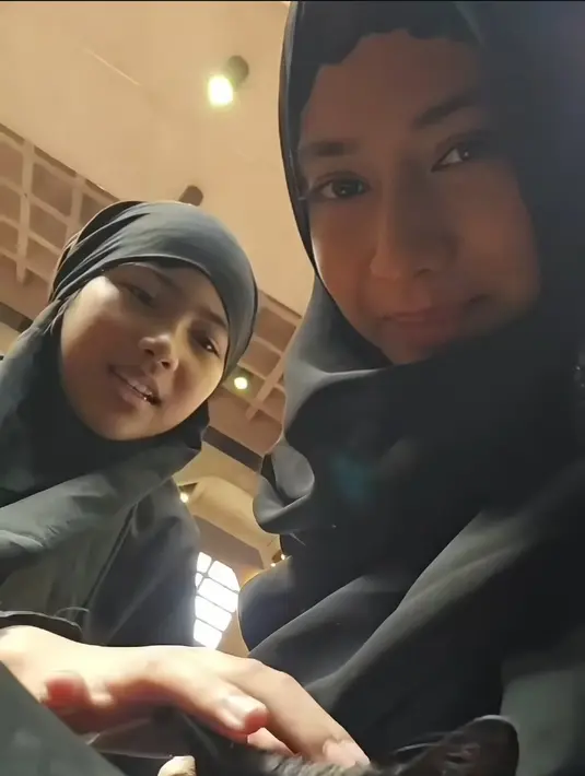 Tak hanya sendiri, Dian juga ditemani putrinya yang ikut menyaksikan kejadian menggemaskan tersebut. Mereka mengabadikan momen dengan kamera dari sudut lebih dekat, memperlihatkan kucing yang terlihat nyaman berada di pangkuan Dian. Kebersamaan ibu dan anak ini semakin menambah kehangatan dalam perjalanan spiritual mereka. (Liputan6.com/IG/@therealdisastr)