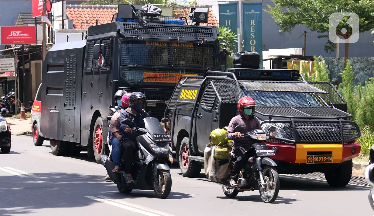 Mobil polisi terparkir di sekitar Pengadilan Negeri Jakarta Selatan, Senin (4/1/2021). Pengamanan ratusan aparat kepolisian dilakukan untuk mengantisipasi pergerakan masa pada saat sidang praperadilan Rizieq Shihab. (Liputan6.com/Angga Yuniar)