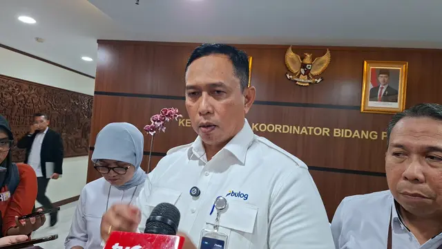 Direktur Utama Bulog, Ahmad Rizal Ramdhani di Kantor Kemenko Bidang Pangan, Jakarta, Senin (23/2/2026). (liputan6.com/Arief)