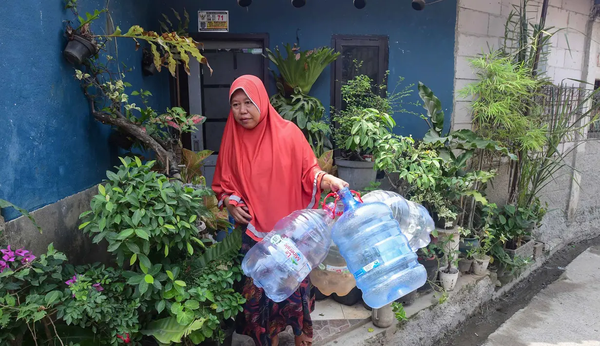 Warga terdampak kekeringan mendapatkan bantuan air bersih yang disalurkan PMI di Rawa Geni, Cipayung, Kota Depok, Rabu, 2 September 2026. (KLY/ Arie Basuki).