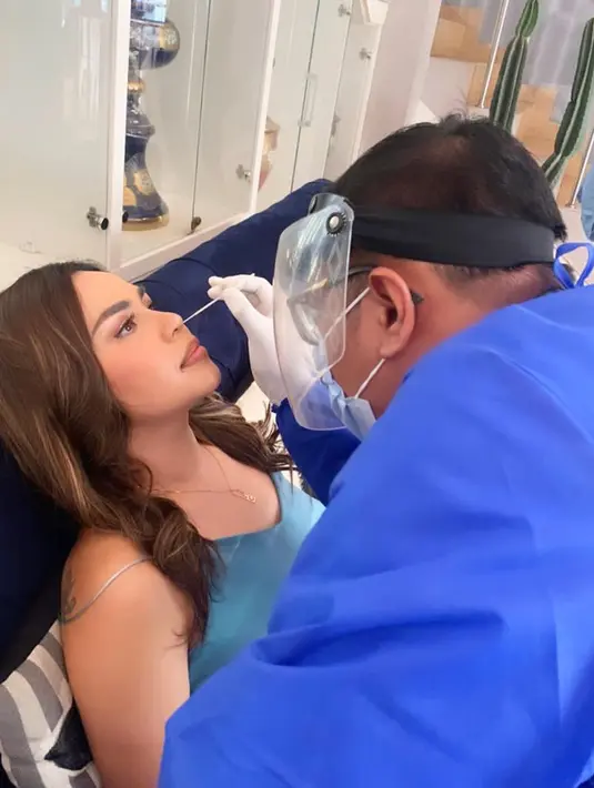 "Btw aku baru terima hasil Swab aku Negative lagi. Puji Tuhan," tulis Melaney yang juga menyertakan harapannya di tahun 2021 mendatang (Instagram/melaney_ricardo)