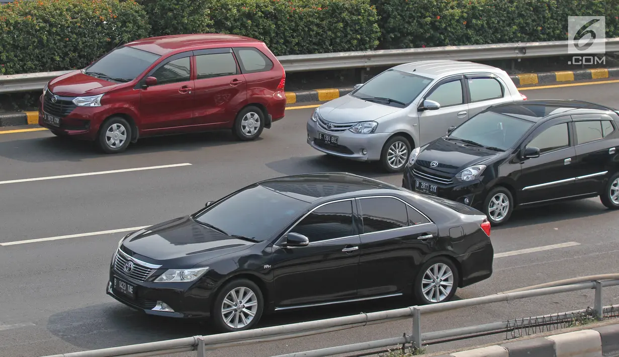Kendaraan melintasi jalan tol dalam kota di Jalan Gatot Subroto, Jakarta, Rabu (18/9/2019). Kepala BPRD DKI Jakarta Faisal Syafruddin mengatakan, sekitar 2,2 juta kendaraan bermotor di Jakarta menunggak pajak dengan nilai tunggakan pajak mencapai Rp 2,4 triliun. (Liputan6.com/Herman Zakharia)