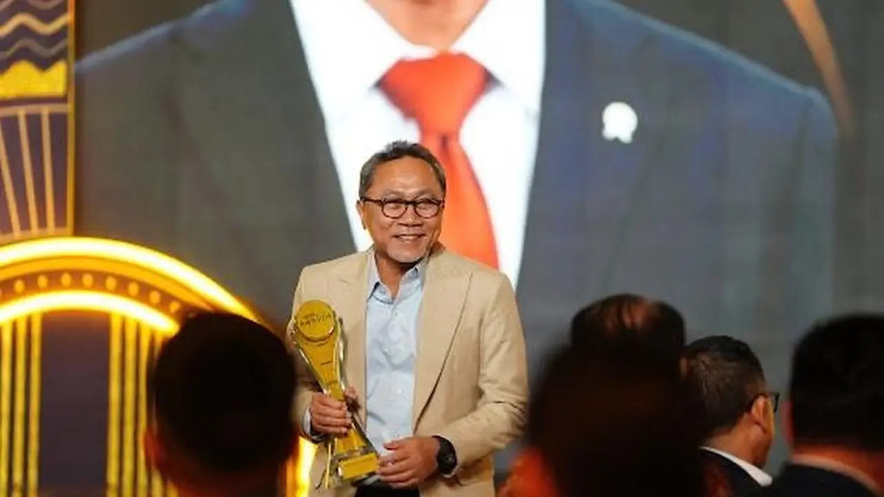 Menteri Perdagangan (Mendag) Zulkifli Hasan mendapatkan penghargaan sebagai Tokoh Pendorong Kinerja Ekspor" dari salah satu media di Indonesia. Penghargaan ini diberikan pada Kamis 21 September 023 malam. (Dok Kemendag)