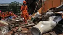 Petugas merapihkan barang barang milik pedagang Pasar Karang Anyar, Jakarta Pusat, Rabu (16/9/2015). Pemprov DKI menyiapkan Pasar Rajawali sebagai tempat pengganti. Tapi, tawaran itu ditolak pedagang. (Liputan6.com/Gempur M Surya)