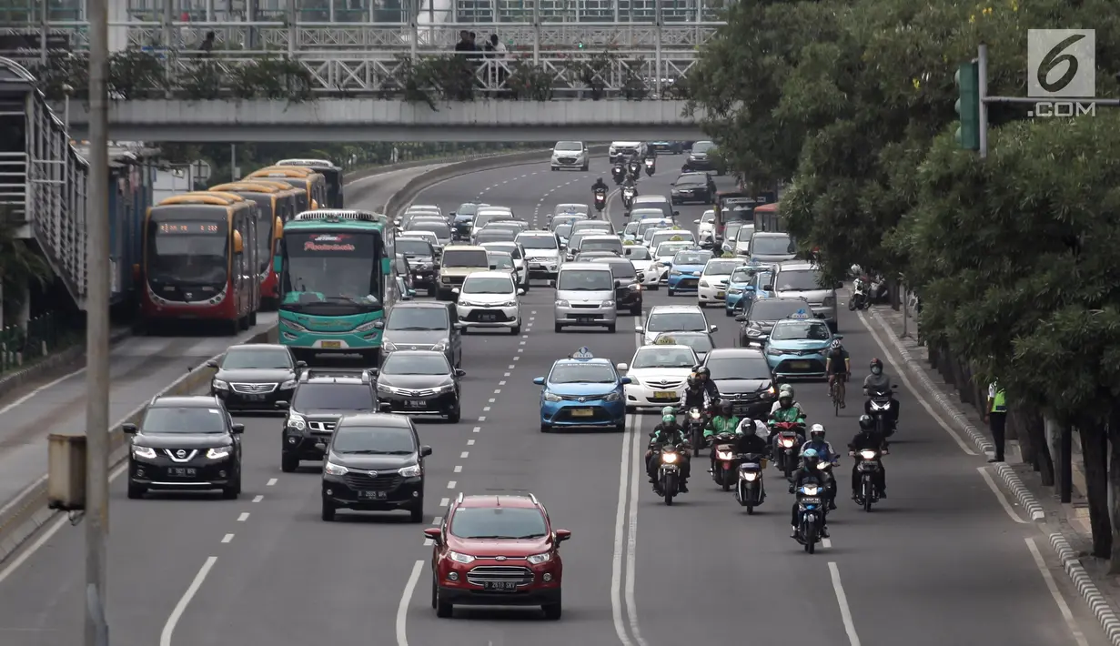 Sejumlah kendaraan roda dua melintasi Jalan MH Thamrin-Medan Merdeka Barat, Jakarta Pusat, Kamis (11/1). Para pengendara sepeda motor bebas melintas di ruas jalan tersebut setelah tidak ada lagi rambu larangan. (Liputan6.com/Arya Manggala)
