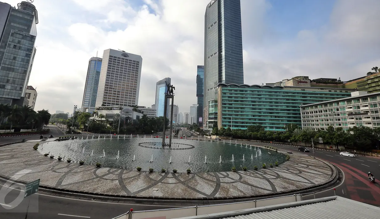 Arus lalu lintas di jalan protokol Thamrin, Jakarta, Senin (8/2). Libur Tahun Baru Imlek 2567 membuat sejumlah ruas jalan protokol di Jakarta lengang. (Liputan6.com/Faizal Fanani)