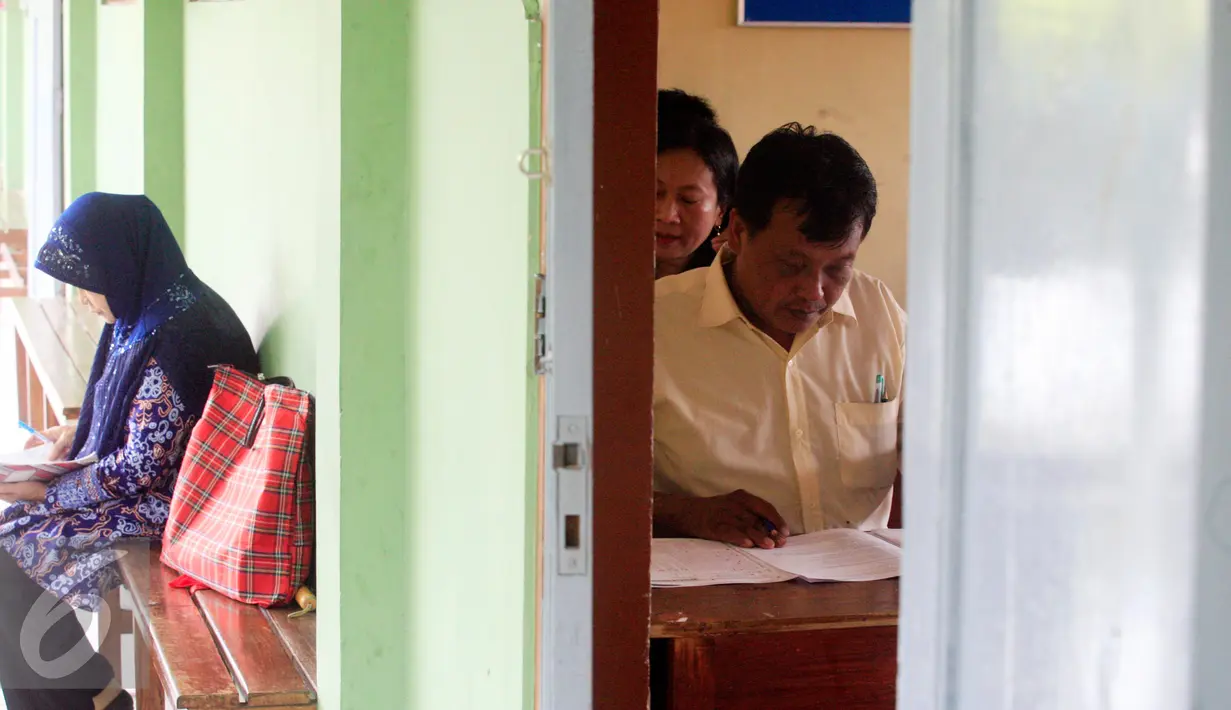  Seorang kerabat menunggu keluarganya  saat mengikuti ujian kesetaraan Paket C di SMPN 15 Yogyakarta, Senin (4/4). Sebanyak 447 peserta mengikuti ujian akhir untuk mendapatkan ijazah setingkat SMA. (Liputan6.com/Boy Harjanto)
