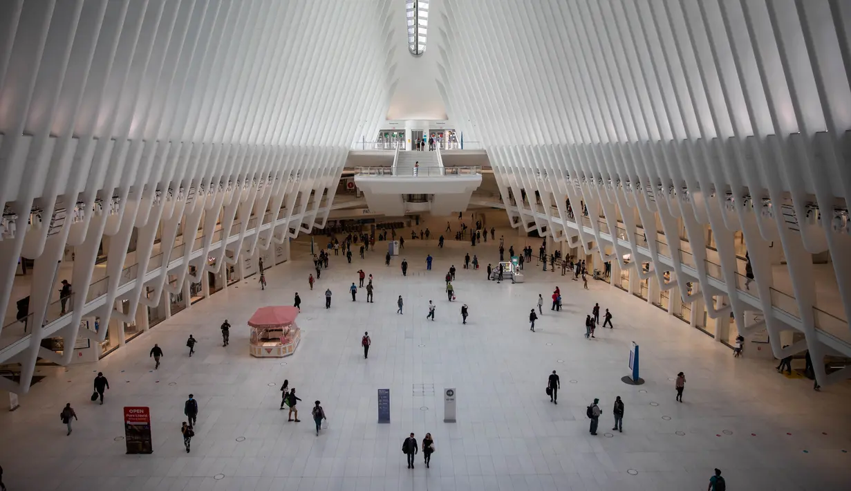 Orang-orang berjalan melewati Okulus Gedung World Trade Center (WTC) di New York, Amerika Serikat, 25 September 2020. Hingga 25 September 2020, sebanyak 7.005.746 orang di Amerika Serikat terinfeksi COVID-19, dengan 203.240 orang meninggal dunia. (Xinhua/Michael Nagle)
