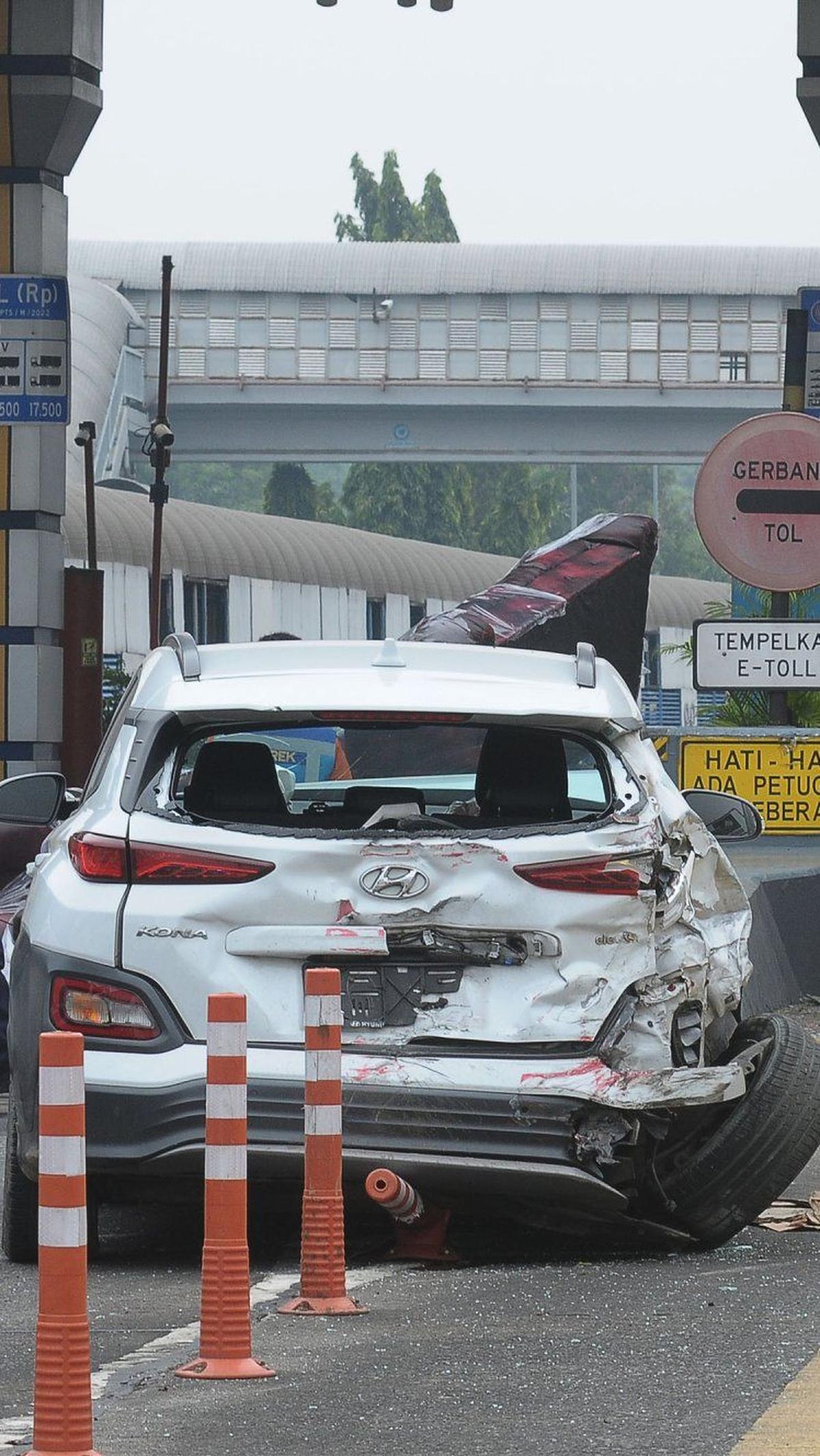 Mobil-mobil tersebut tampak ringsek dan mengalami kerusakan cukup parah. Beruntung tak ada korban jiwa dalam kecelakaan beruntun tersebut.&nbsp;Foto: Merdeka.com/Imam Buhori