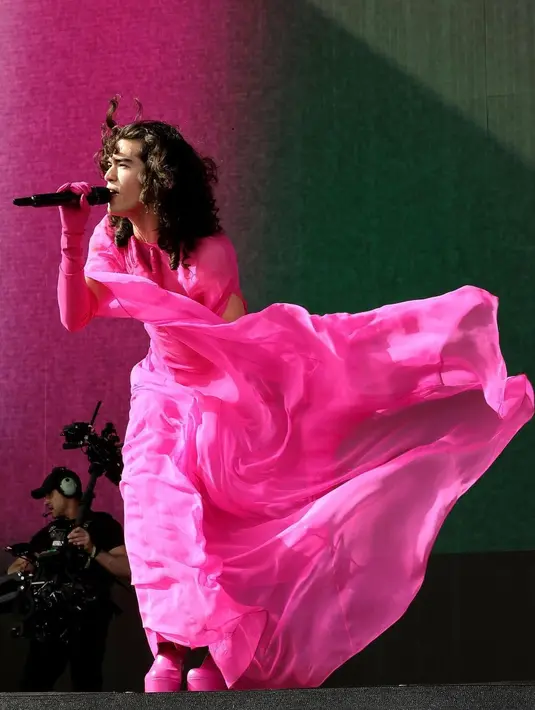 Conan Gray tampil dengan dress pink custom rancangan Valentino dan sepatu platform warna senada  (Foto: Instgaram @conangray)